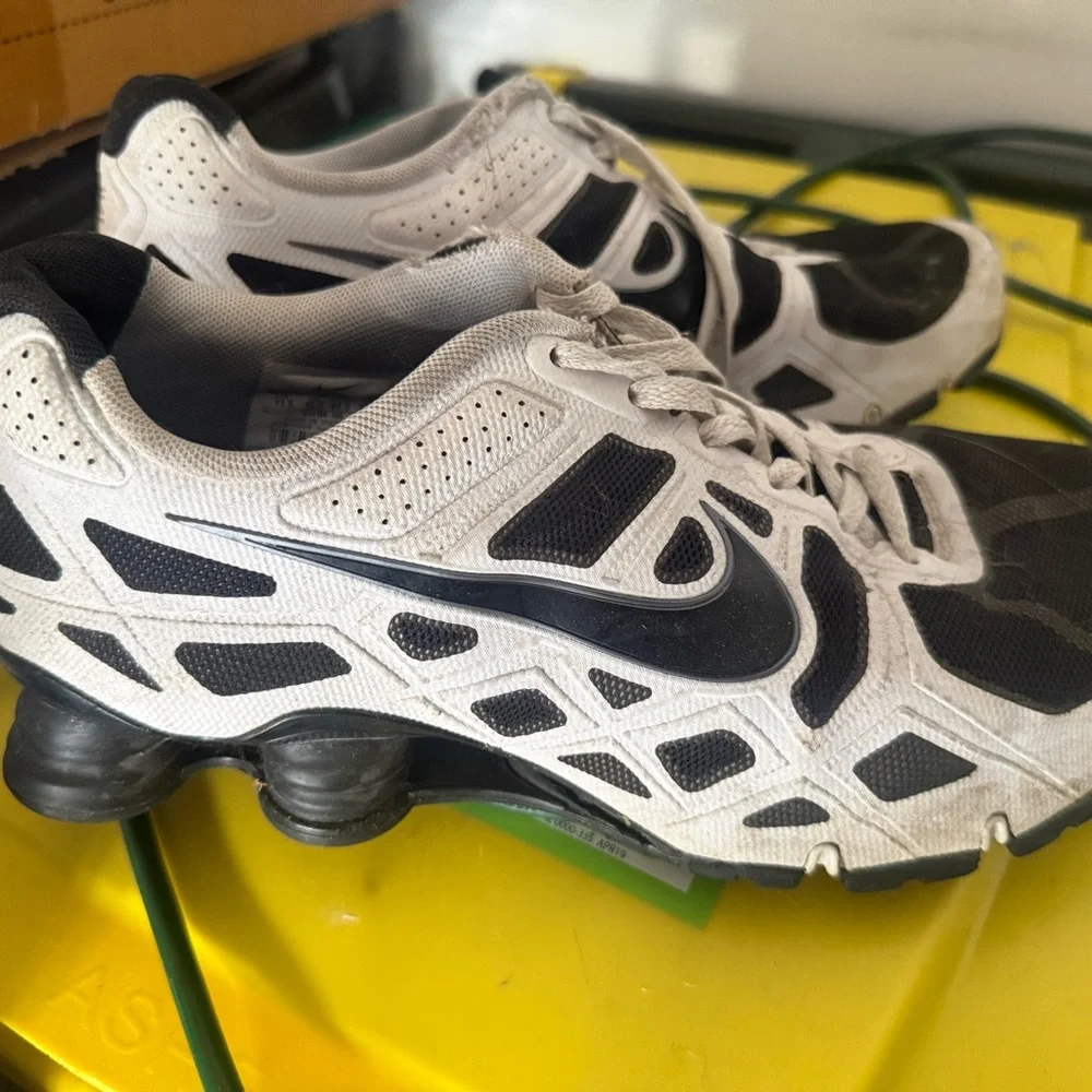 Nike Shox White and Black in good shape size 11